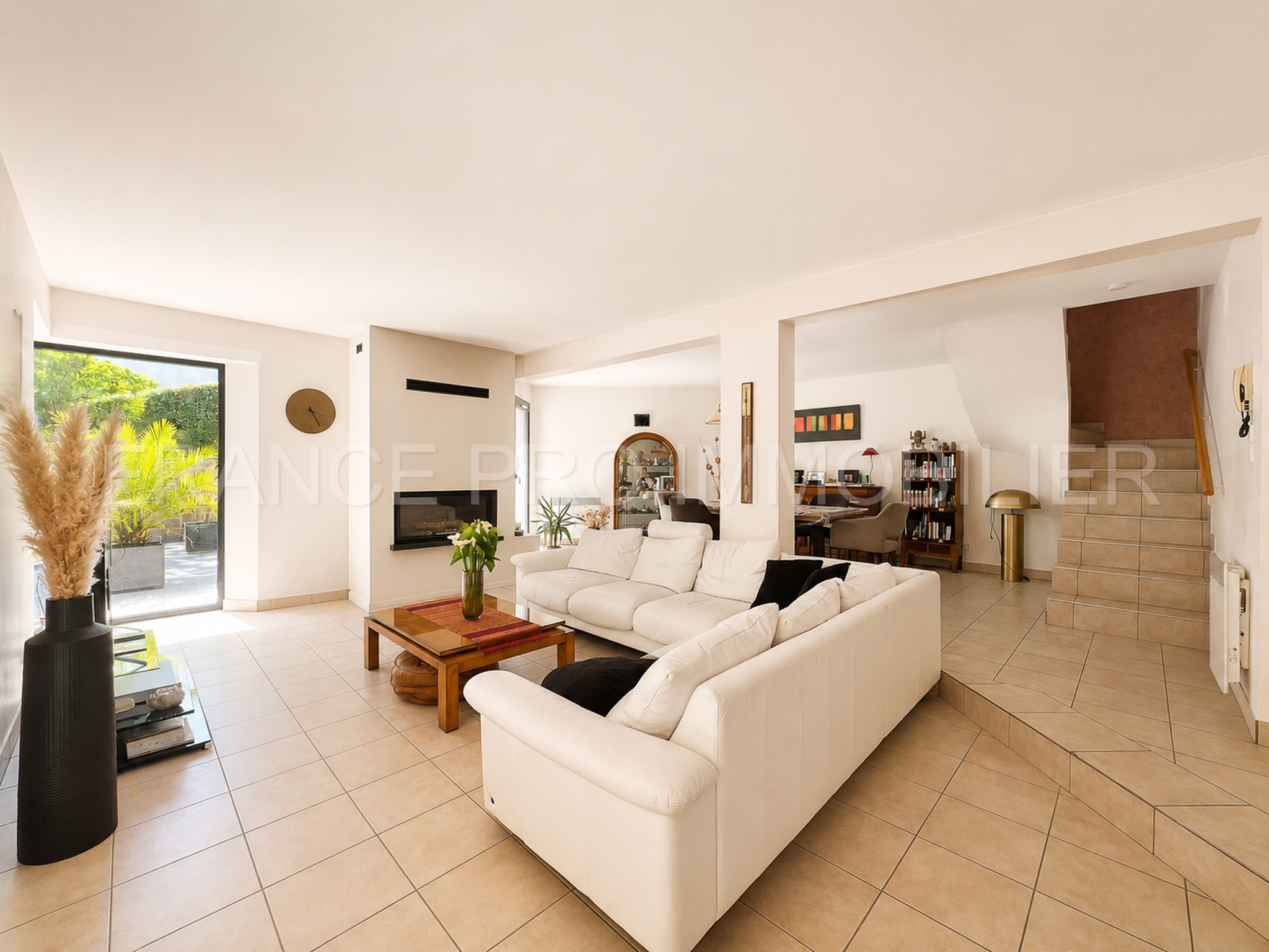 Spacieuse maison familiale de 165 m2 avec 5 chambres, 2 garages et jardin
